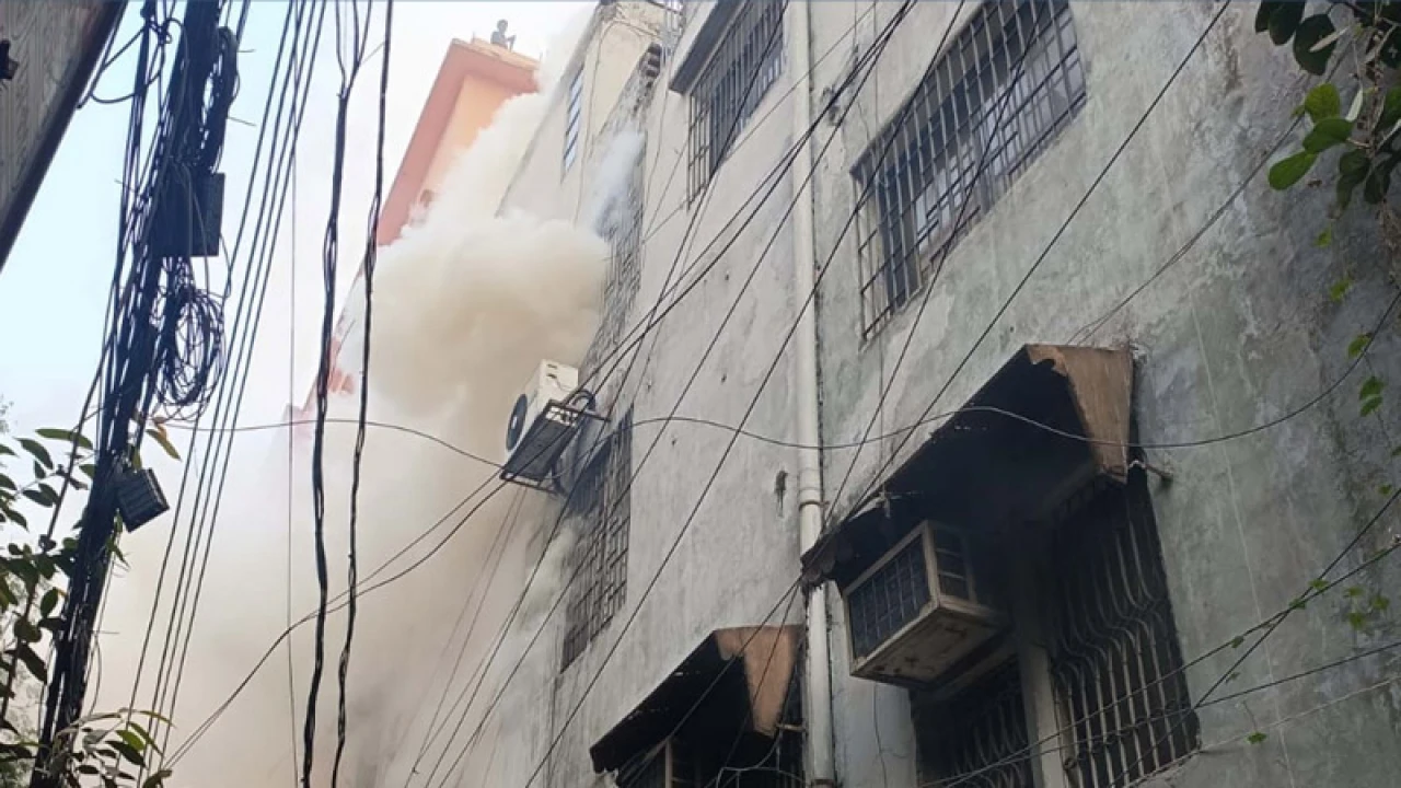 পুরানা পল্টনে ভবনে আগুন, নিয়ন্ত্রণে ৫ ইউনিট