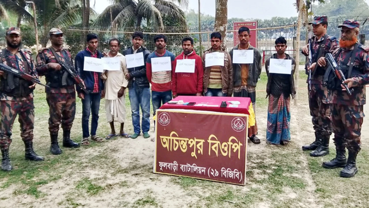 ভারতে যাওয়ার পথে পাচারকারীসহ ৮ বাংলাদেশি আটক