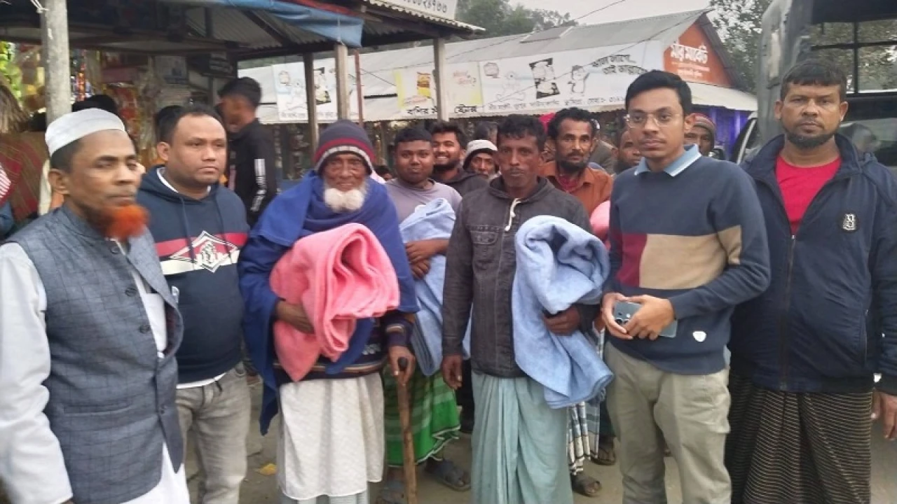 দাউদকান্দিতে শীতার্তদের মাঝে কম্বল বিতরণ