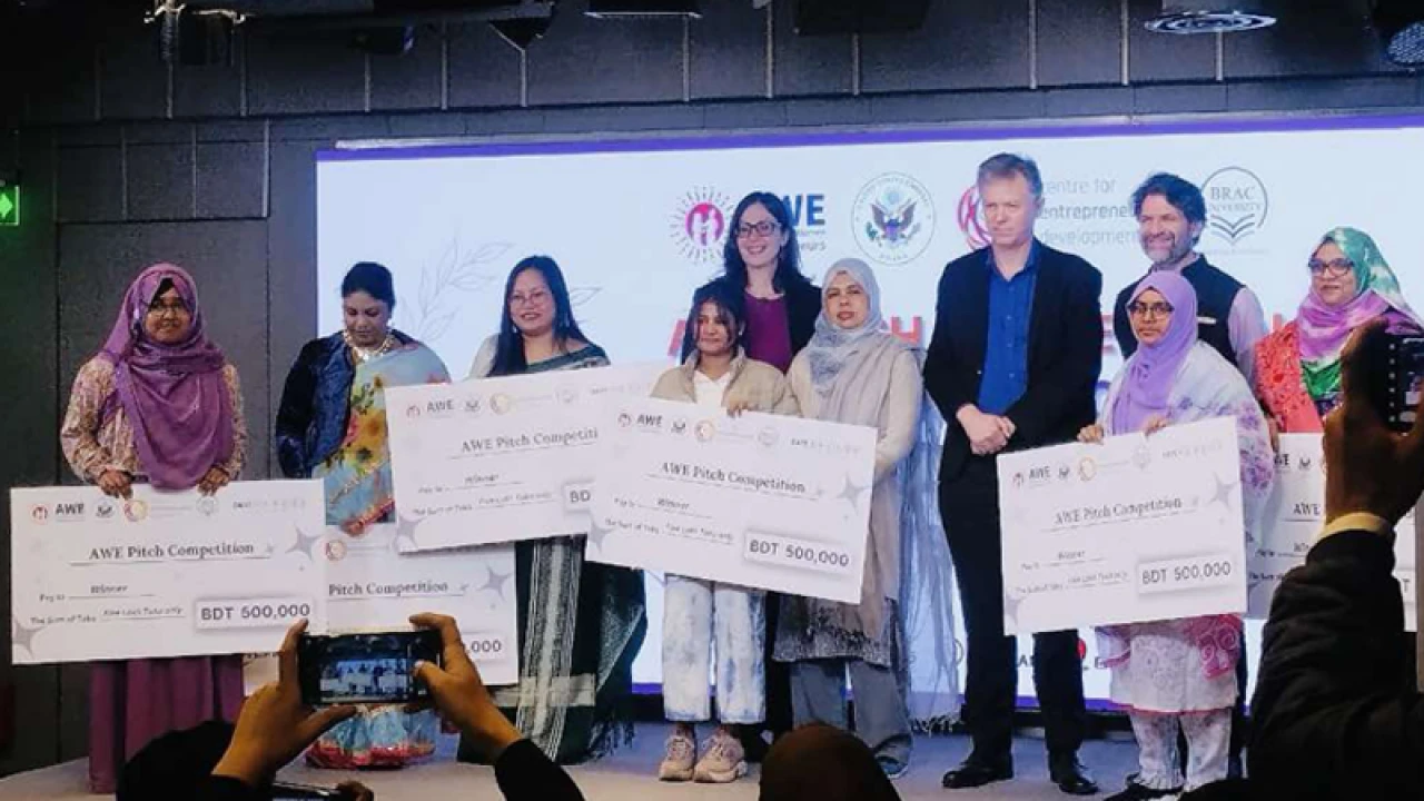 বিজয়ী ৬ নারী উদ্যোক্তাকে পুরস্কৃত করল মার্কিন দূতাবাস