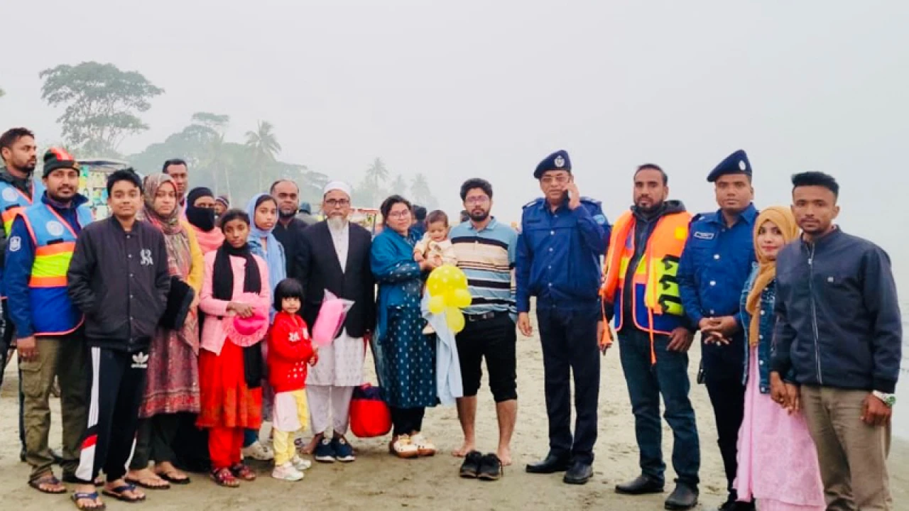 সমুদ্রে পথ হারানো ১৪ পর্যটককে উদ্ধার করেছে নৌ পুলিশ 