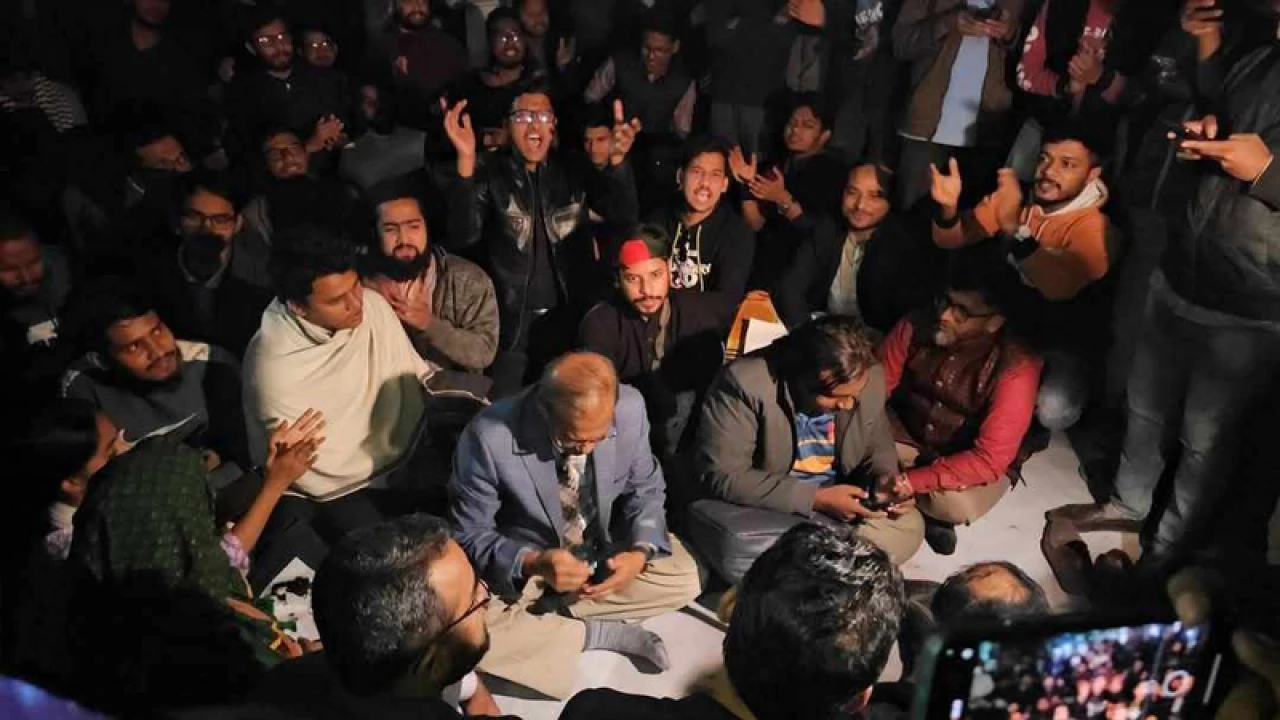 অনশনে বসলেন জগন্নাথ বিশ্ববিদ্যালয়ের উপাচার্য 