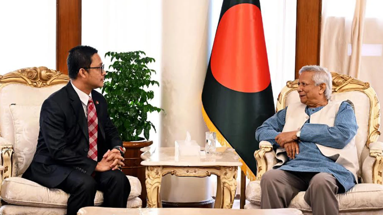 মালয়েশিয়ায় বাংলাদেশিদের মাল্টিপল-এন্ট্রি ভিসা দেওয়ার আহ্বান প্রধান উপদেষ্টার 