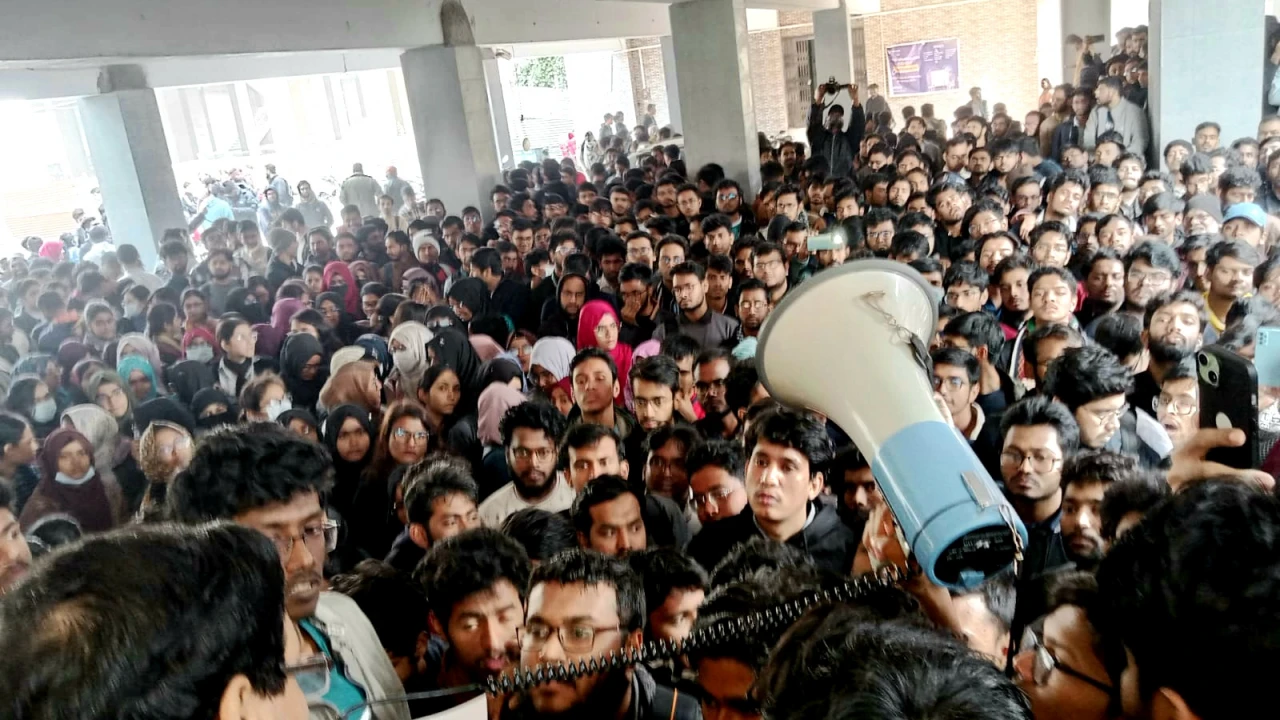 শিক্ষার্থীদের আন্দোলনে উত্তাল রুয়েট