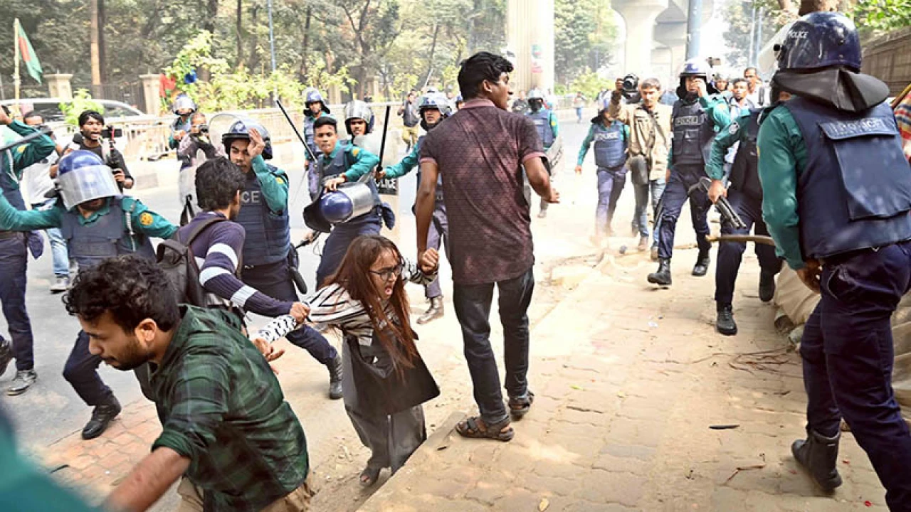 সচিবালয়ের সামনে বিক্ষোভ মিছিলে পুলিশের লাঠিচার্জ, আহত ৭