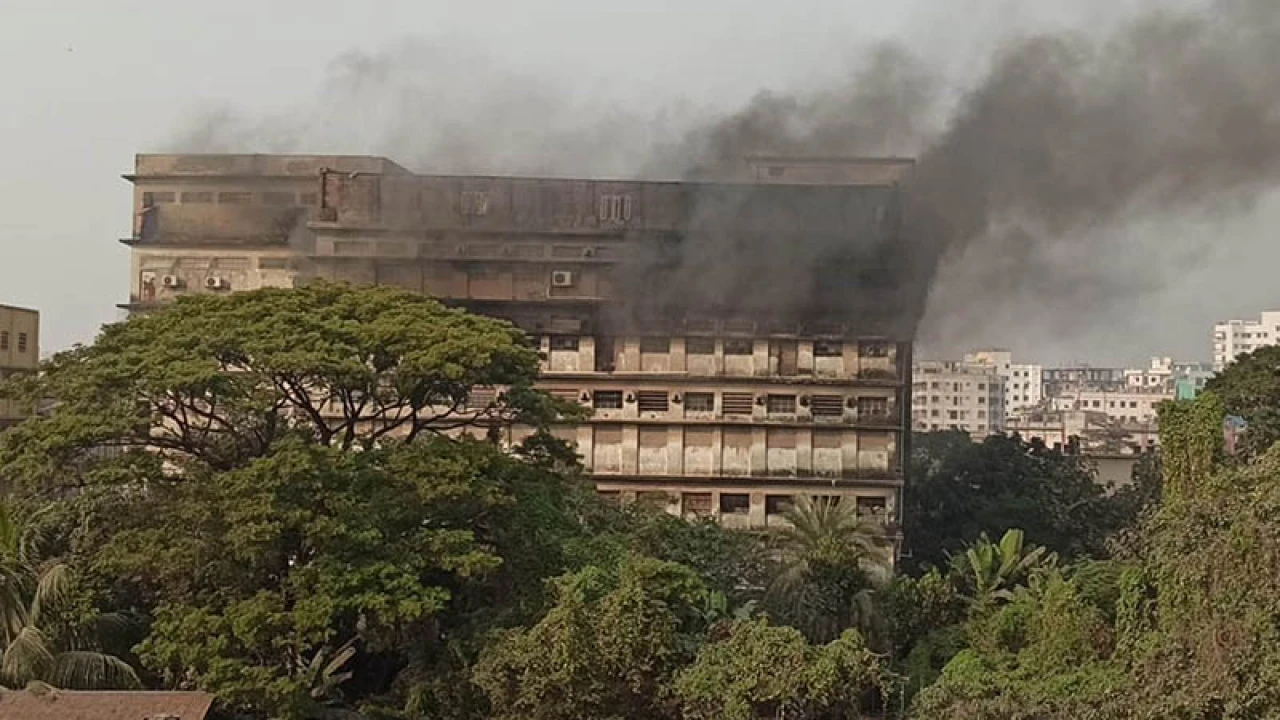 আগুন লাগা ভবন থেকে ভেঙে পড়ছে কাচ