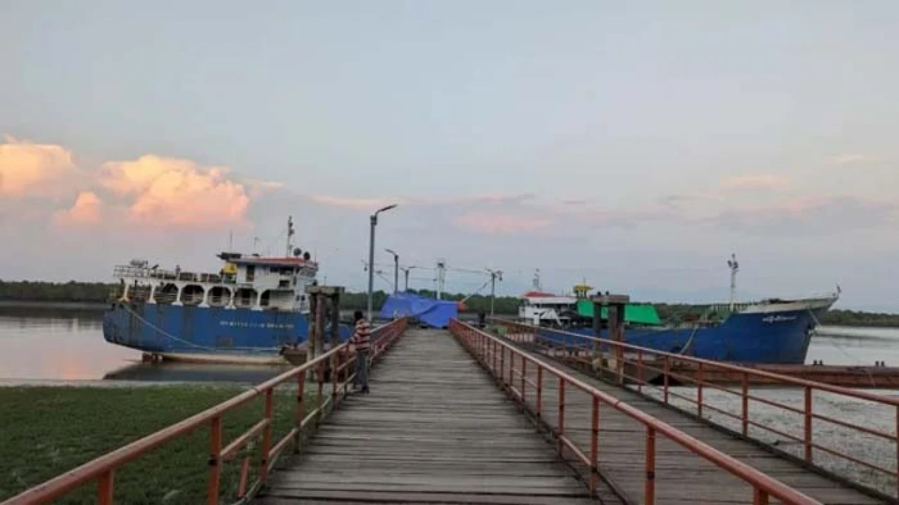 চার দিন পর পণ্যবাহী ৩ কার্গো ছেড়ে দিল আরাকান আর্মি