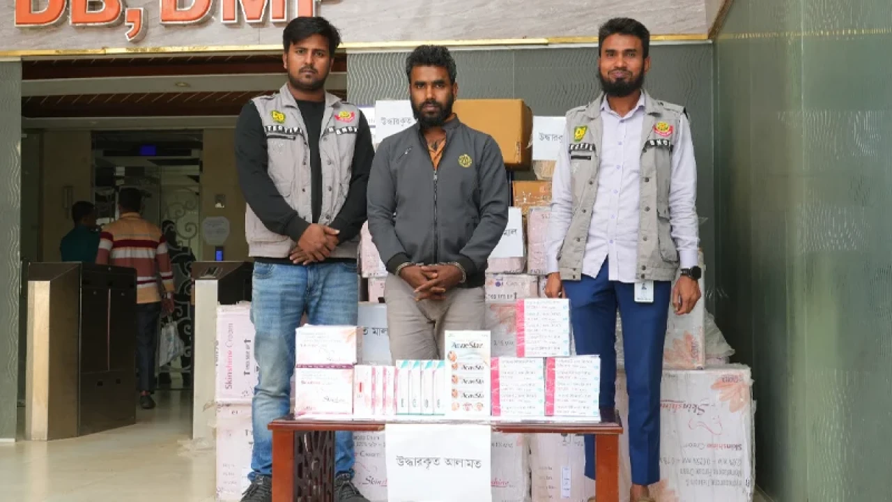 ঢাকায় ৪৮ লাখ টাকার ভারতীয় কসমেটিকস জব্দ, গ্রেপ্তার ১