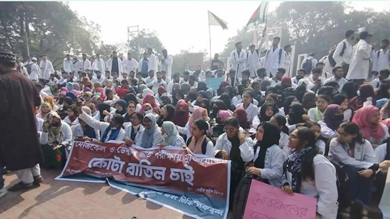 কোটা বাতিলের দাবিতে শিক্ষার্থীদের স্লোগানে উত্তাল শহীদ মিনার