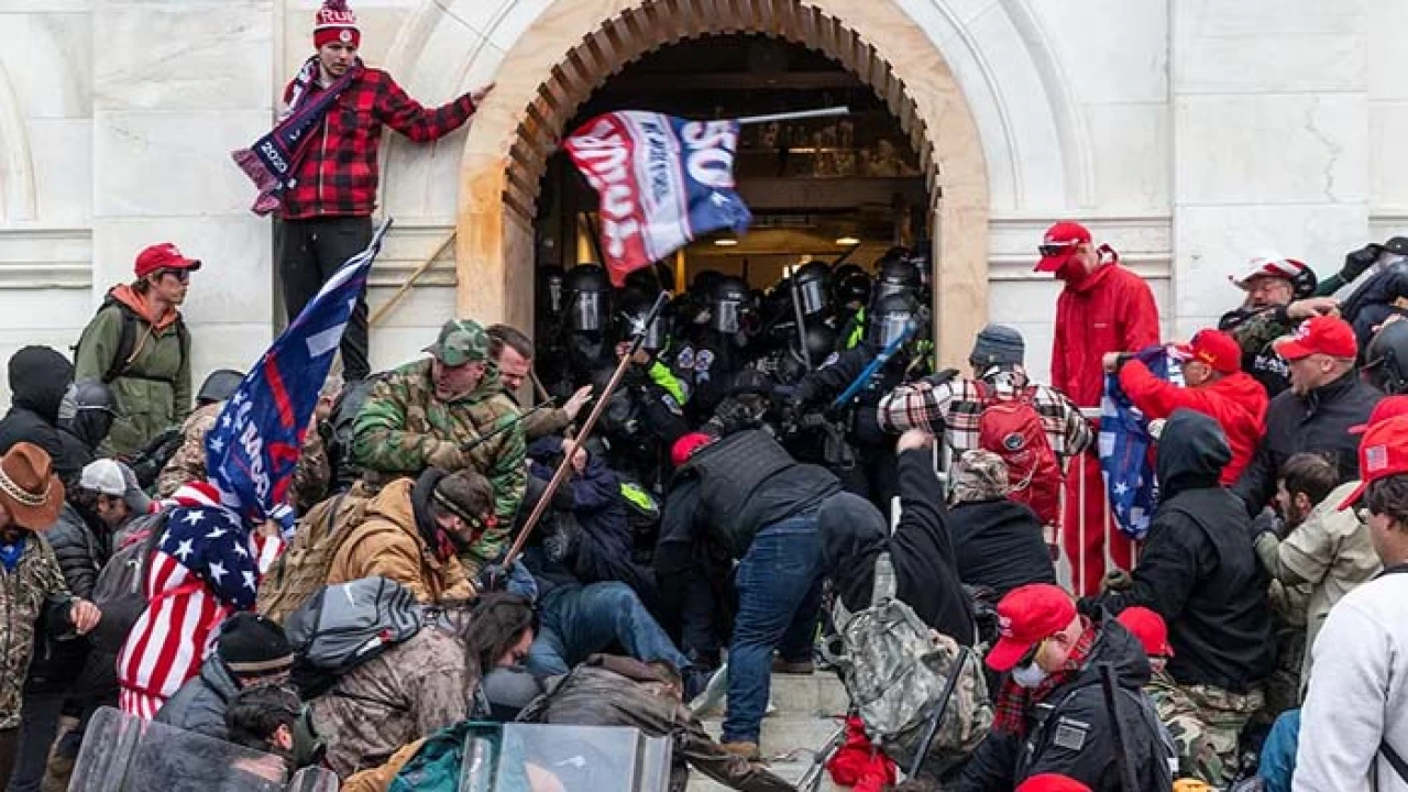 ক্যাপিটল হিলে দাঙ্গায় জড়িত ১৫০০ জনকে ক্ষমা ট্রাম্পের
