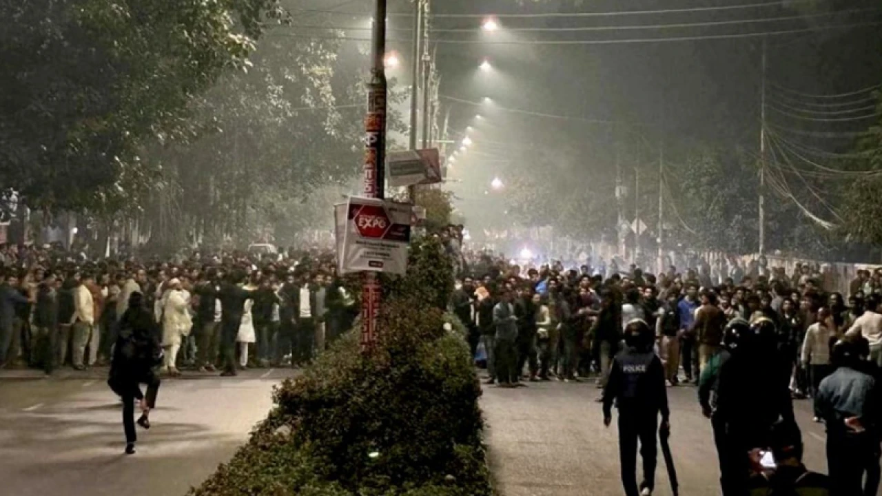 মধ্যরাতে মুখোমুখি অবস্থানে ৭ কলেজ ও ঢাবি শিক্ষার্থীরা