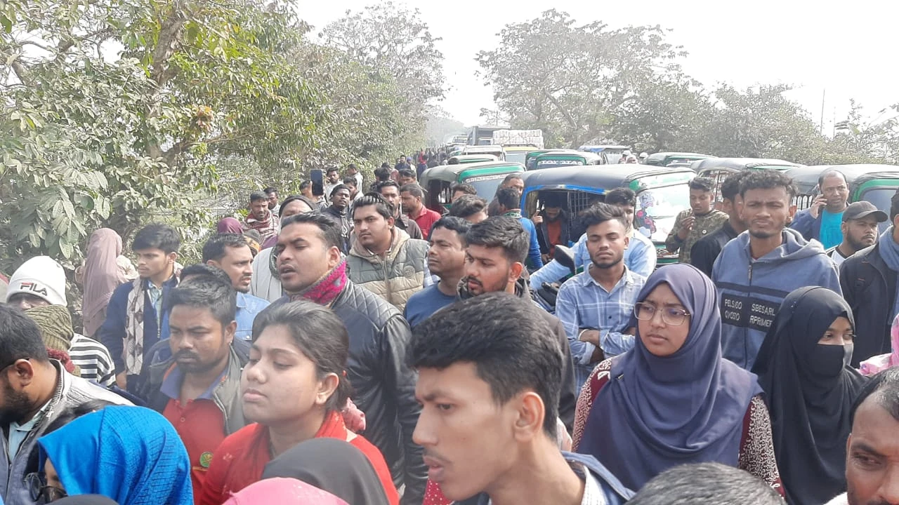 সুবিপ্রবির প্রক্টর-শিক্ষার্থীদের হেনস্তা, সড়ক অবরোধ