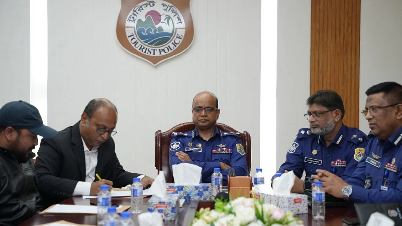 ‘ট্যুরিস্ট পুলিশের কাছে পর্যটকরা তাদের হতাশার কথা বলে’