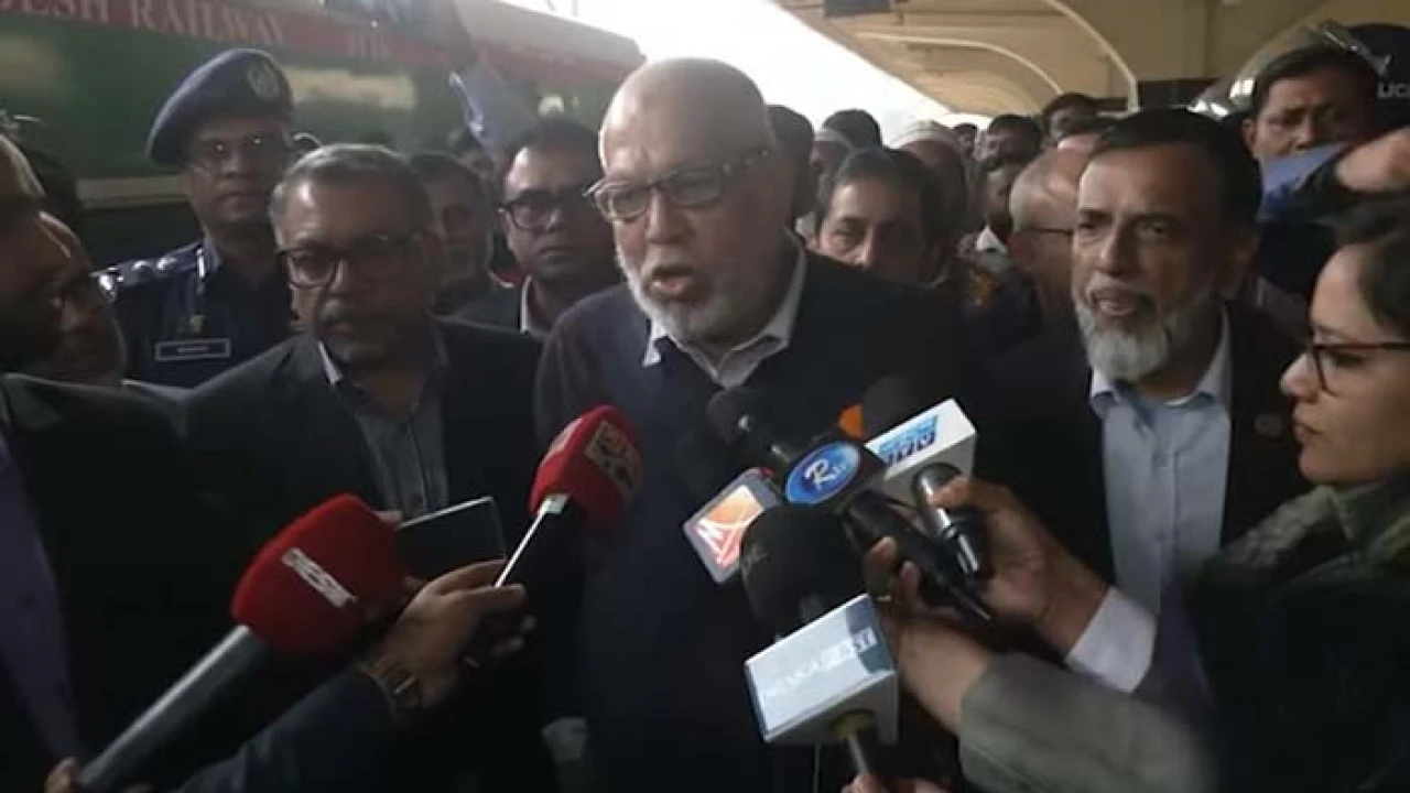 যাত্রীদের জিম্মি করে আন্দোলন দুঃখজনক: উপদেষ্টা