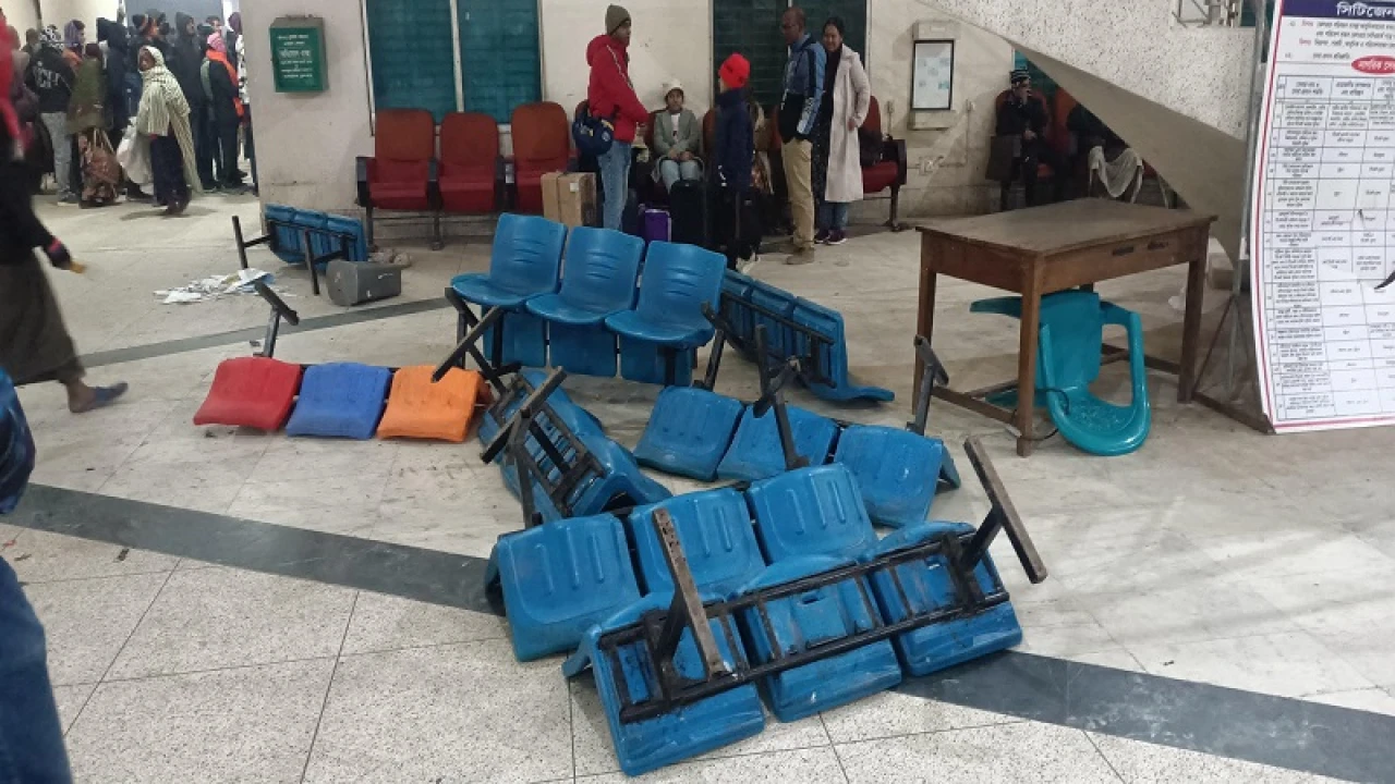 রাজশাহী রেলস্টেশনে বিক্ষুব্ধ যাত্রীদের ভাঙচুর