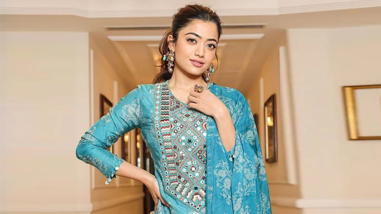 নিজের পায়ে দাঁড়াতে পারছেন না রাশমিকা