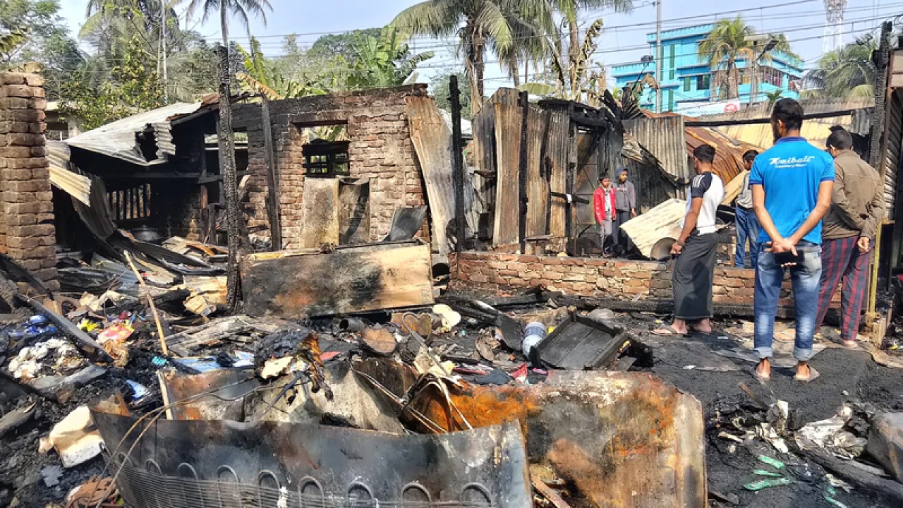 পটুয়াখালীতে অগ্নিকাণ্ডে পুড়েছে ৮ দোকান, অর্ধ কোটি টাকার ক্ষয়ক্ষতি 
