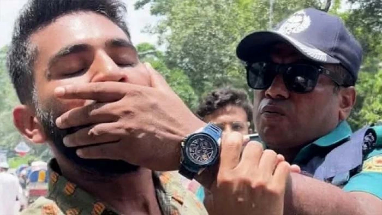 শিক্ষার্থীর মুখ চেপে ধরা সেই পুলিশ কর্মকর্তা গ্রেপ্তার