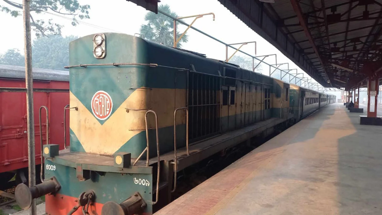 ট্রেন বন্ধে দুর্ভোগে যাত্রীরা