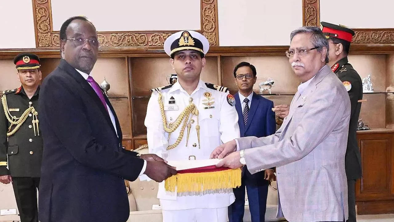 বিনিয়োগ বাড়াতে বিদেশি রাষ্ট্রদূত ও হাইকমিশারদের রাষ্ট্রপতির আহ্বান