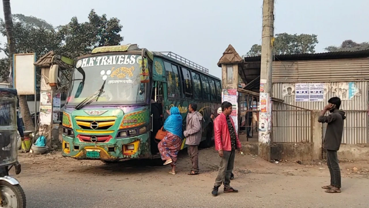 টানা ২ দিন পর ভোলার সব রুটে বাস চলাচল শুরু 
