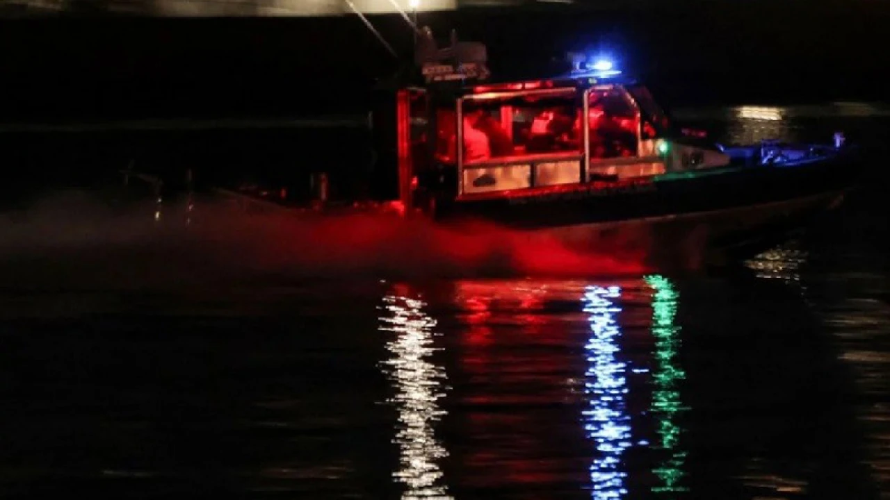 ওয়াশিংটনে বিমান দুই টুকরা হয়ে নদীতে পড়ল