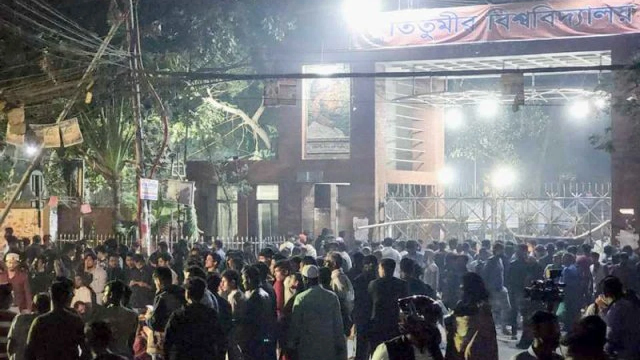 গুলশান-১ গোলচত্বরের অবরোধ ছেড়ে কলেজের সামনে তিতুমীরের শিক্ষার্থীরা