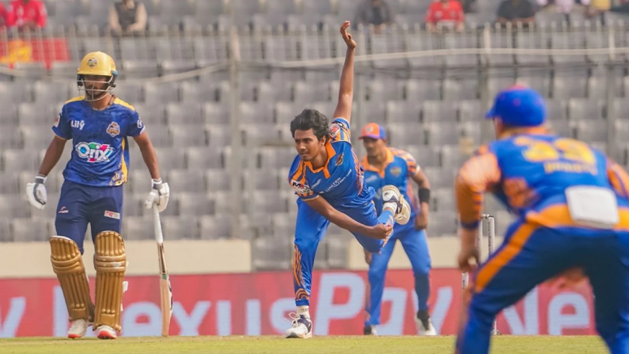 ঢাকাকে অল্প রানে গুটিয়ে সম্ভাবনা উজ্জ্বল করল খুলনা