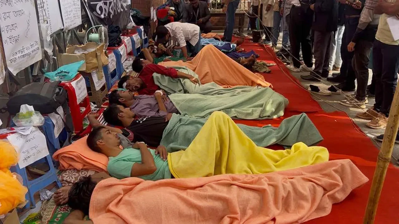 তিতুমীরে অনশনরত ৩ ছাত্রের অবস্থা আশঙ্কাজনক