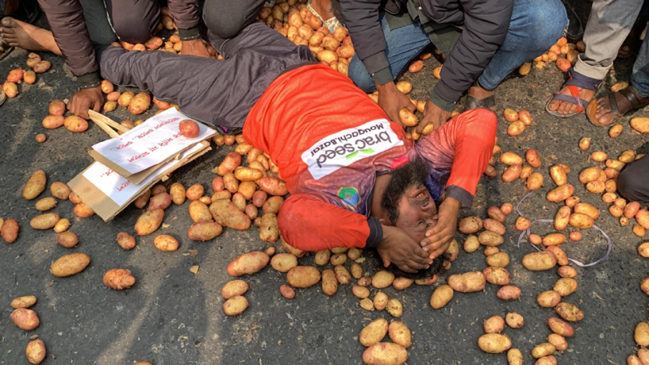 হিমাগারের ভাড়া বাড়ানোয় সড়কে আলু ফেলে কৃষকদের প্রতিবাদ