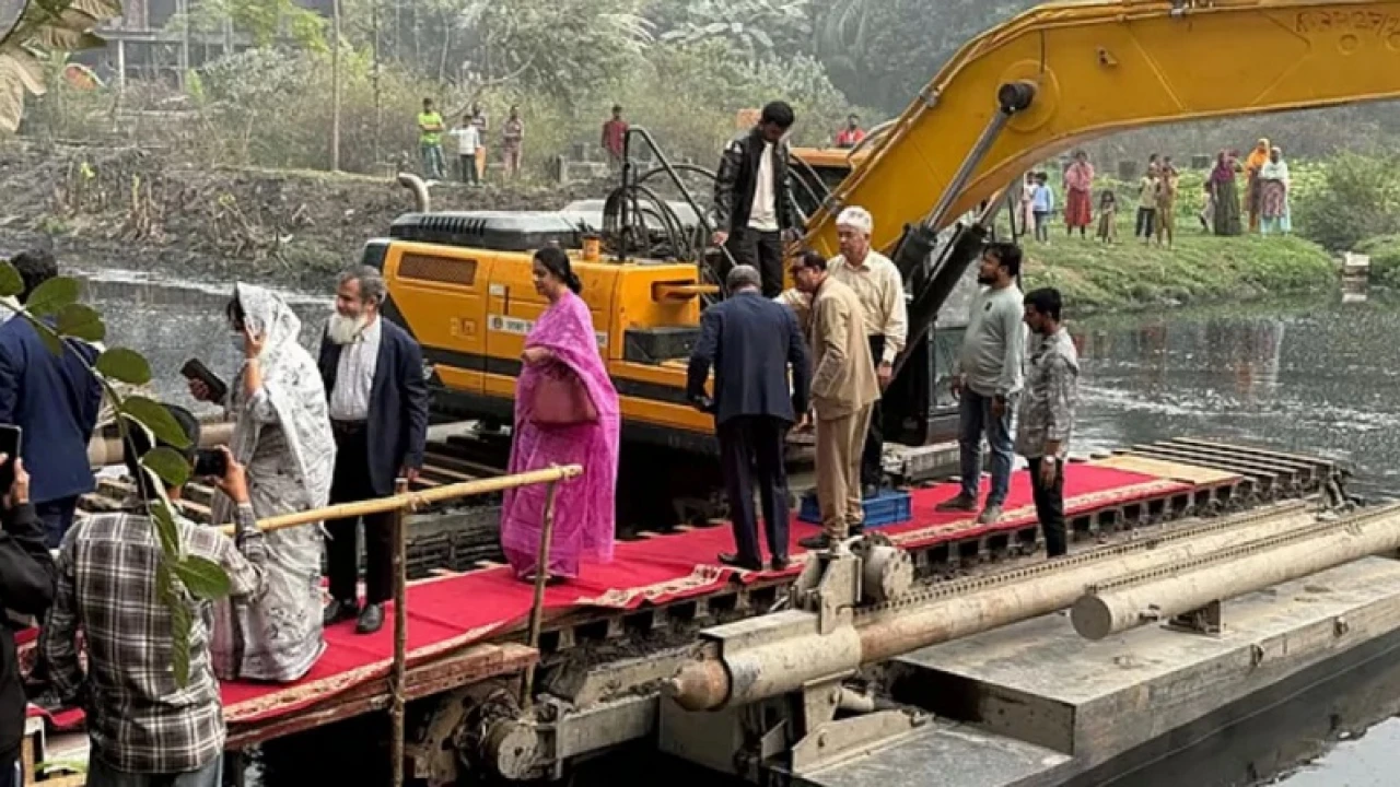 কাদা-মাটির কারণে দুর্ঘটনা এড়াতেই কার্পেট ব্যবহার করা হয়েছে