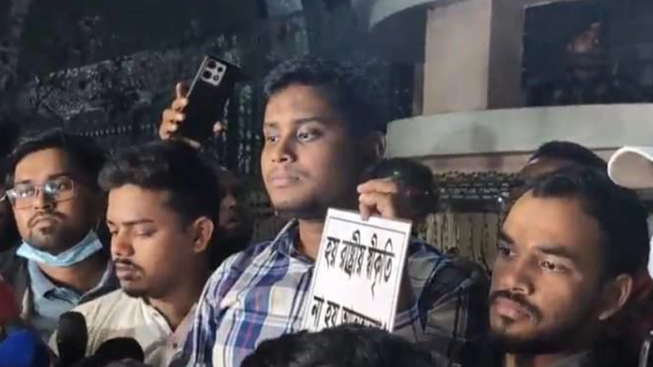 ব্যারিকেড ভেঙে মধ্যরাতে যমুনার সামনে আন্দোলনে আহতরা, ঘটনাস্থলে হাসনাত