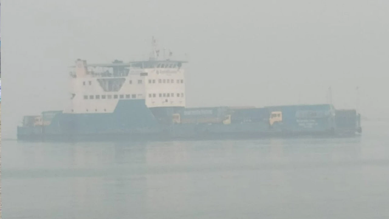 ঘন কুয়াশায় দৌলতদিয়া-পাটুরিয়ায় ফেরি চলাচল বন্ধ