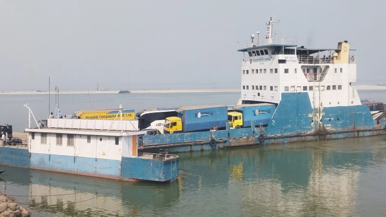 দৌলতদিয়া-পাটুরিয়ায় ফেরি চলাচল স্বাভাবিক