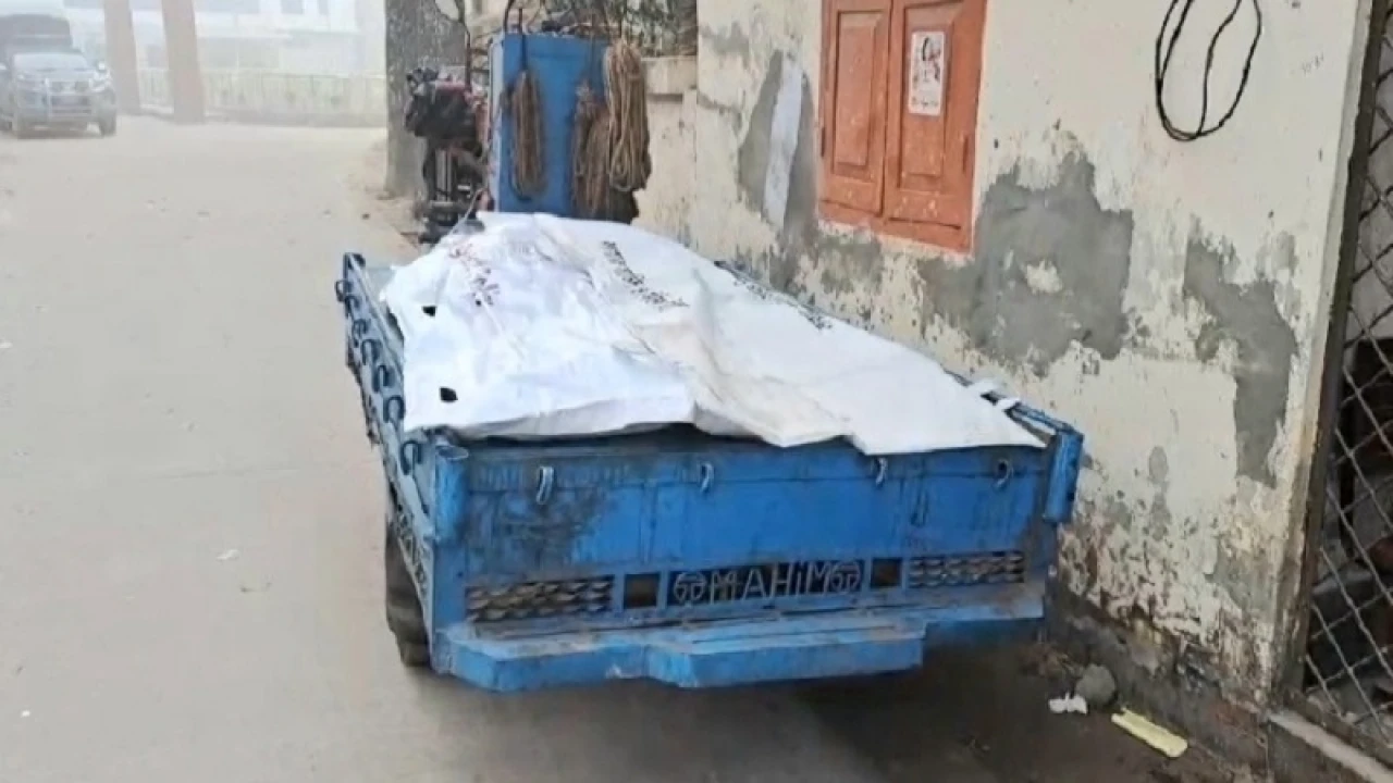 এক্সপ্রেসওয়েতে দাঁড়িয়ে থাকা পিকআপে গাড়ির ধাক্কা, নিহত ২