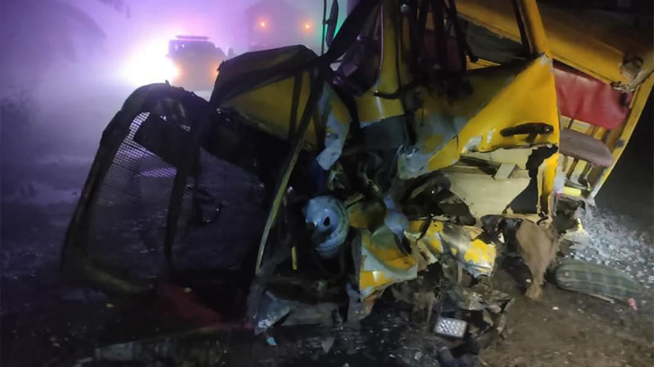 রেলক্রসিংয়ে ট্রেনের ধাক্কায় ছিটকে গেল ট্রাক, নিহত ২