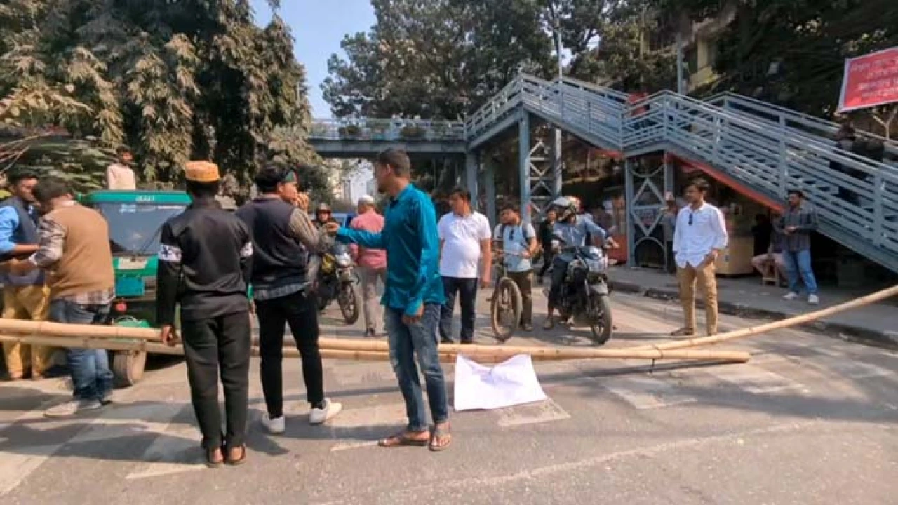 তিতুমীরের শিক্ষার্থীদের মহাখালী সড়ক অবরোধ, যান চলাচল বন্ধ (ভিডিও)