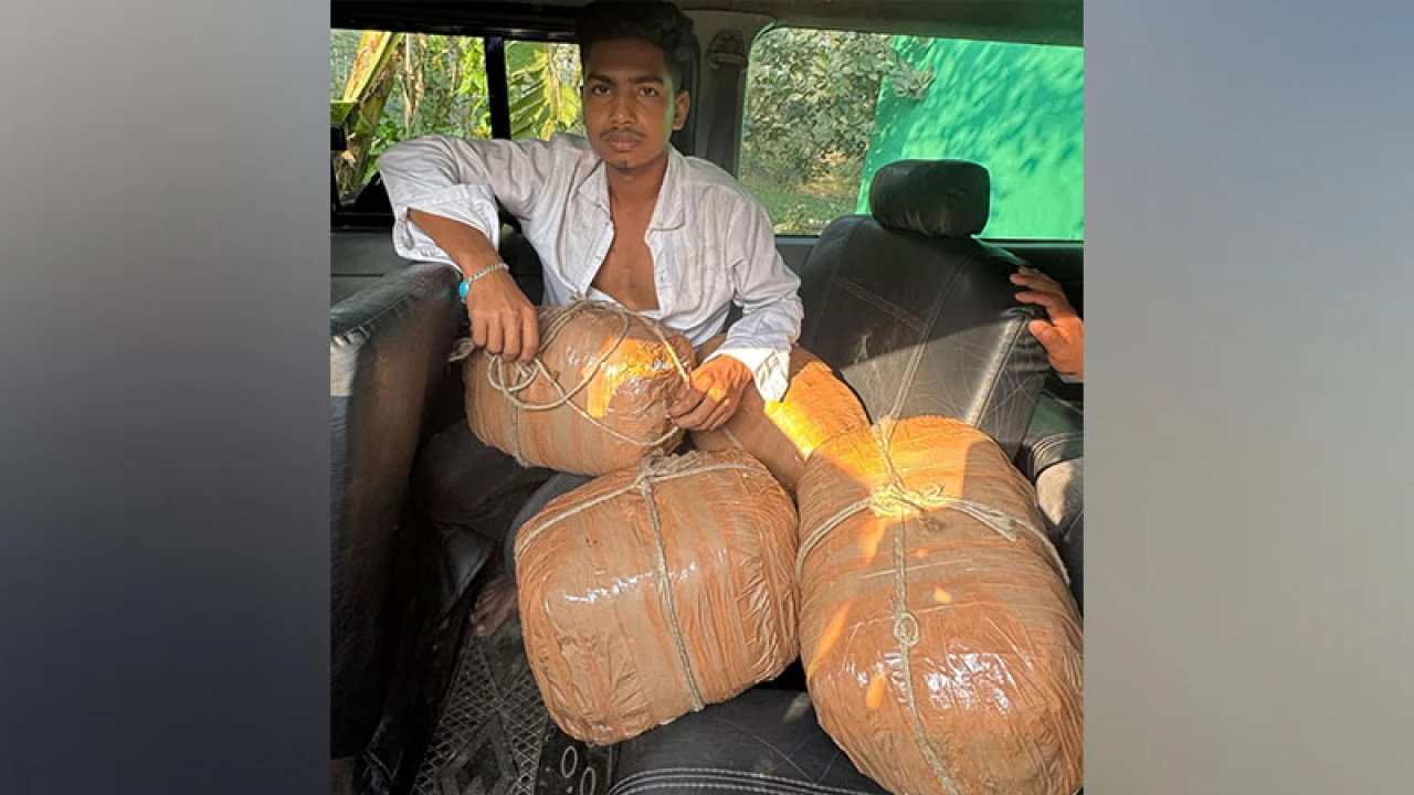 ১৬ কেজি গাঁজাসহ যুবককে পুলিশে দিলো গ্রামবাসী 