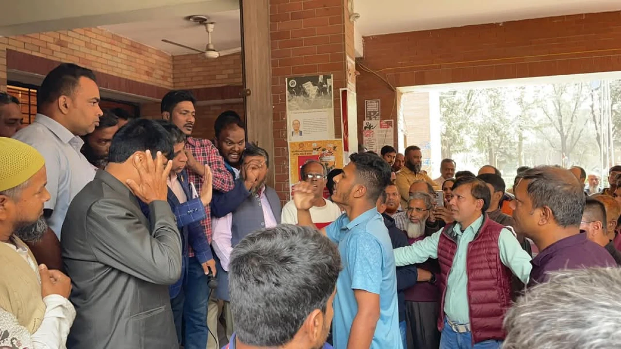 জাবিতে কর্মকর্তা-কর্মচারীদের মুখোমুখি শিক্ষার্থীরা