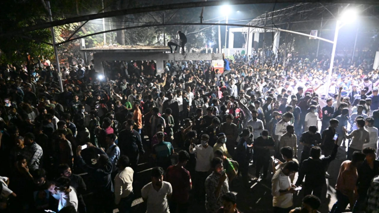 ধানমন্ডি ৩২ জড়ো হয়েছে হাজারো জনতা 