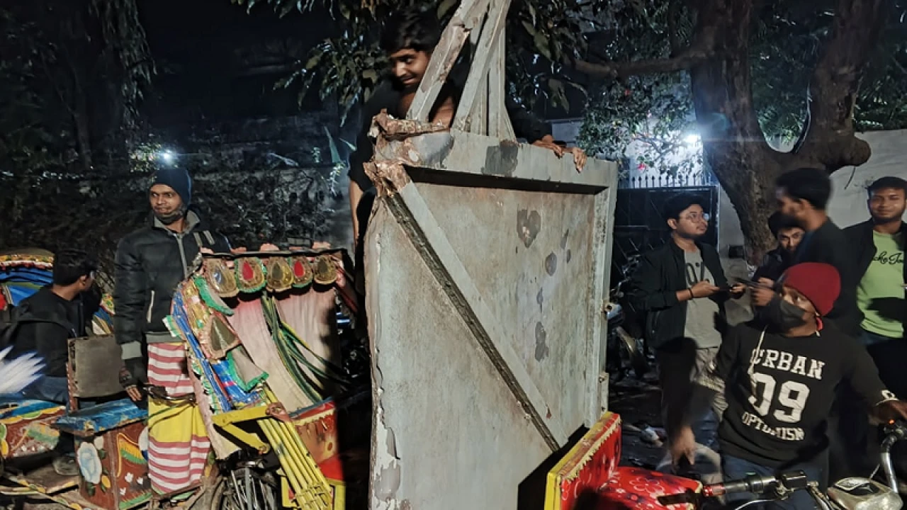 ৩২ নম্বরের বাড়ির দরজা-ইট খুলে নিয়ে গেল ছাত্র-জনতা