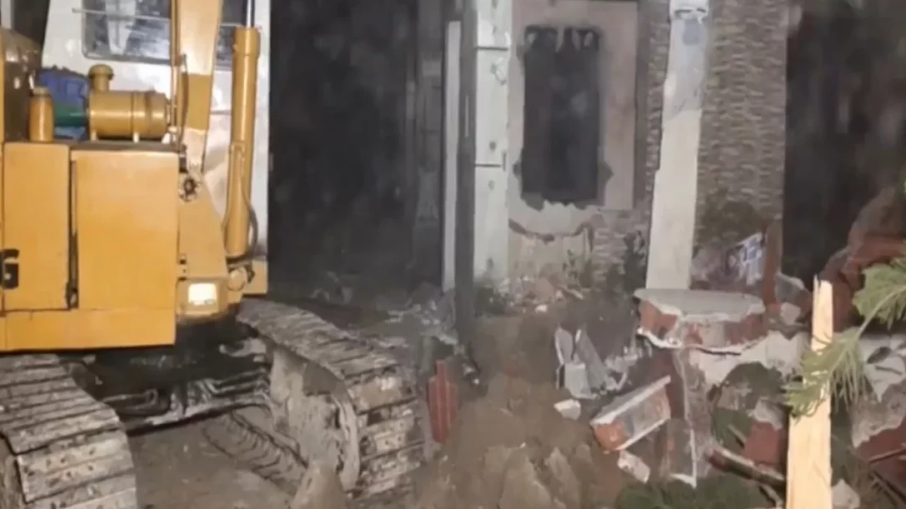 বুলডোজার দিয়ে গুঁড়িয়ে দেওয়া হচ্ছে মাহবুবউল আলম হানিফের বাড়ি