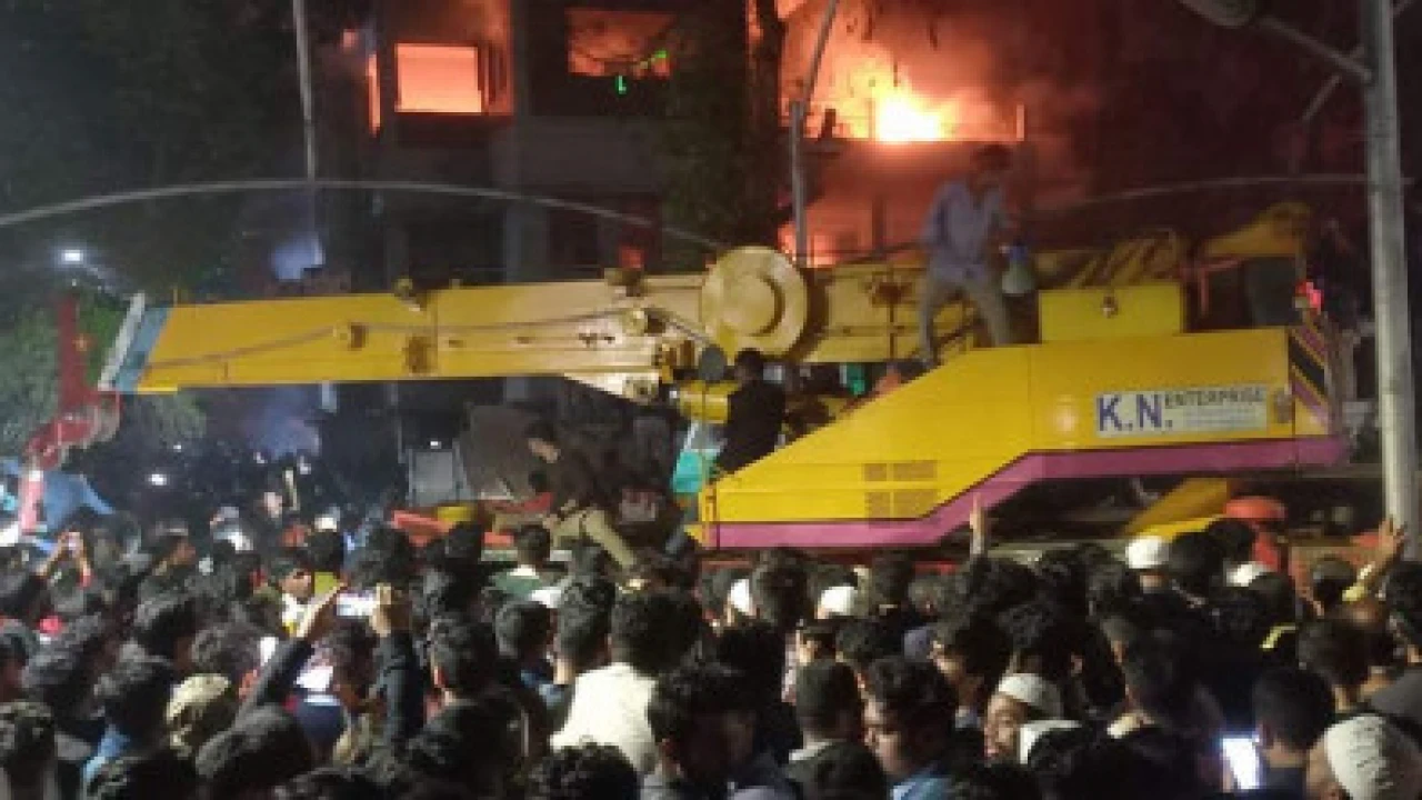 বুলডোজার দিয়ে ভাঙা হলো ধানমন্ডি ৩২ নম্বরের বাড়ি (ভিডিও)