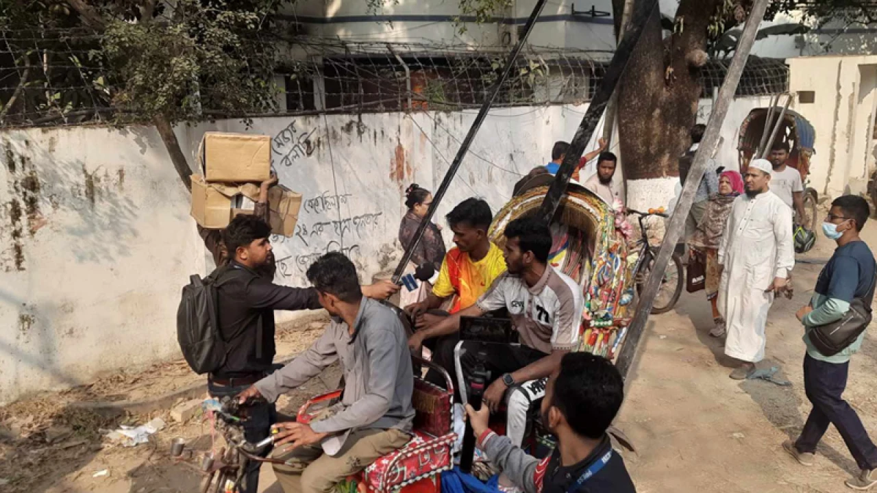 ধ্বংসস্তূপে যে যা পাচ্ছেন নিয়ে যাচ্ছেন