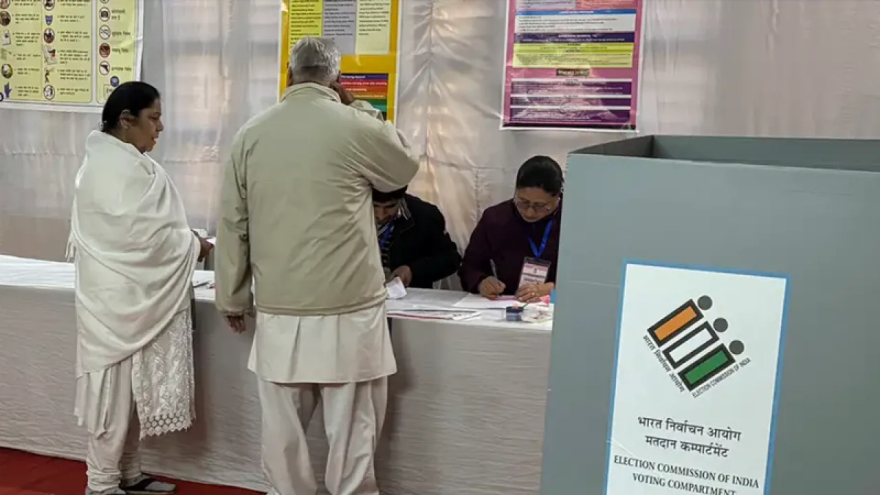 দিল্লির বিধানসভার ভোট শেষ, জরিপে এগিয়ে কে?