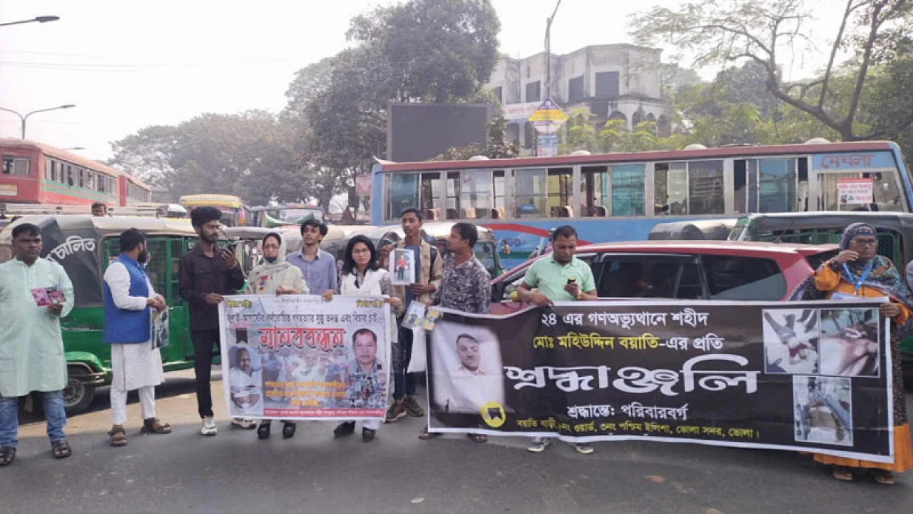 গণহত্যার বিচার দাবিতে শাহবাগ অবরোধ, যান চলাচল বন্ধ