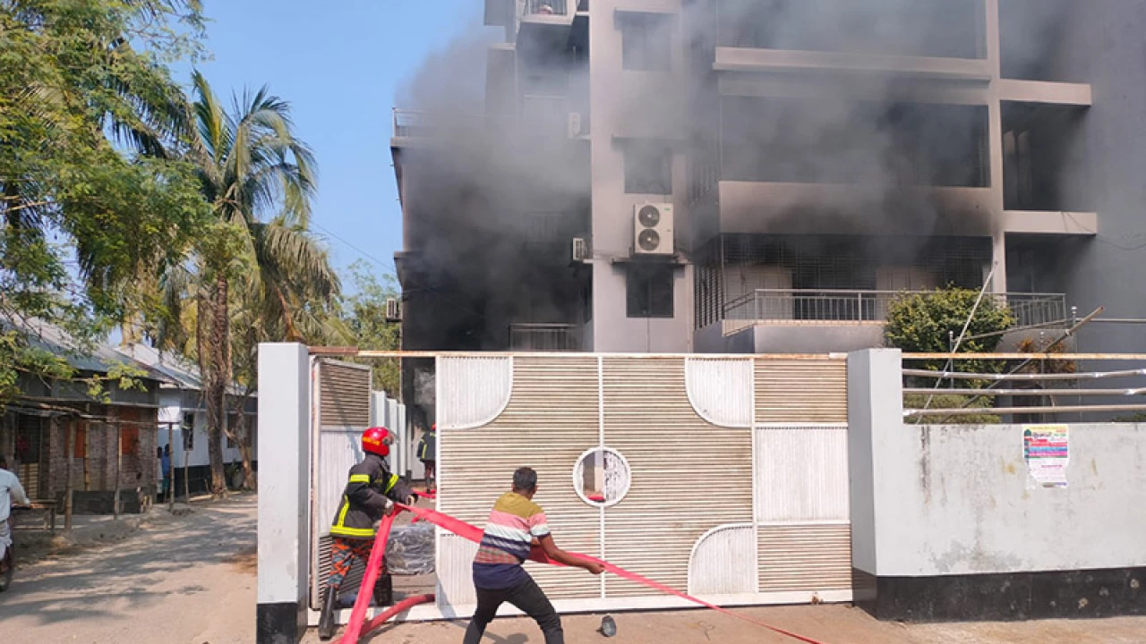 বিক্ষুব্ধ জনতার আগুনে পুড়ল শাহরিয়ার আলমের বাড়ি