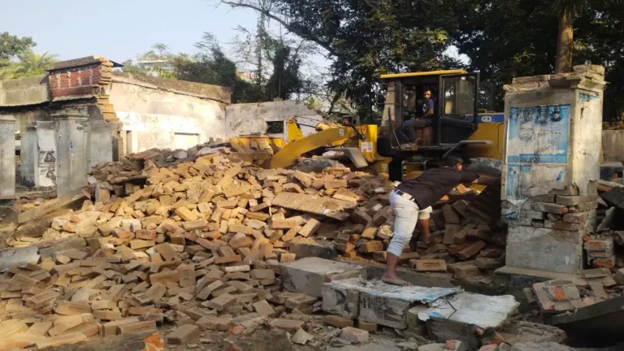 নাটোরে আওয়ামী লীগের কার্যালয় গুঁড়িয়ে শিশু পার্ক করার ঘোষণা