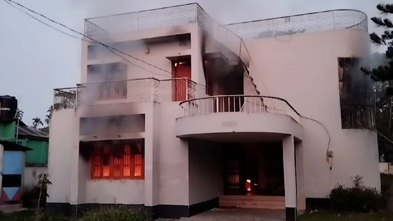 মেহের আফরোজ শাওনের বাড়িতে আগুন