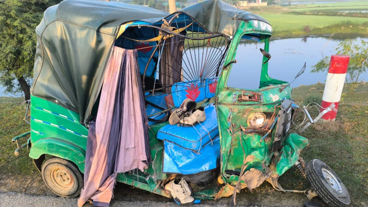 বাসের ধাক্কায় সিএনজির ২ যাত্রী নিহত